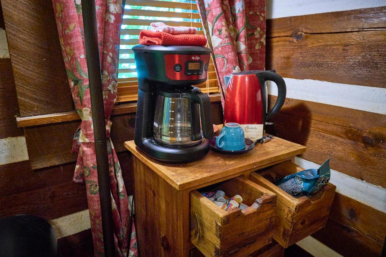 Creekwalk Inn Bed And Breakfast With Cabins Cosby Exterior foto
