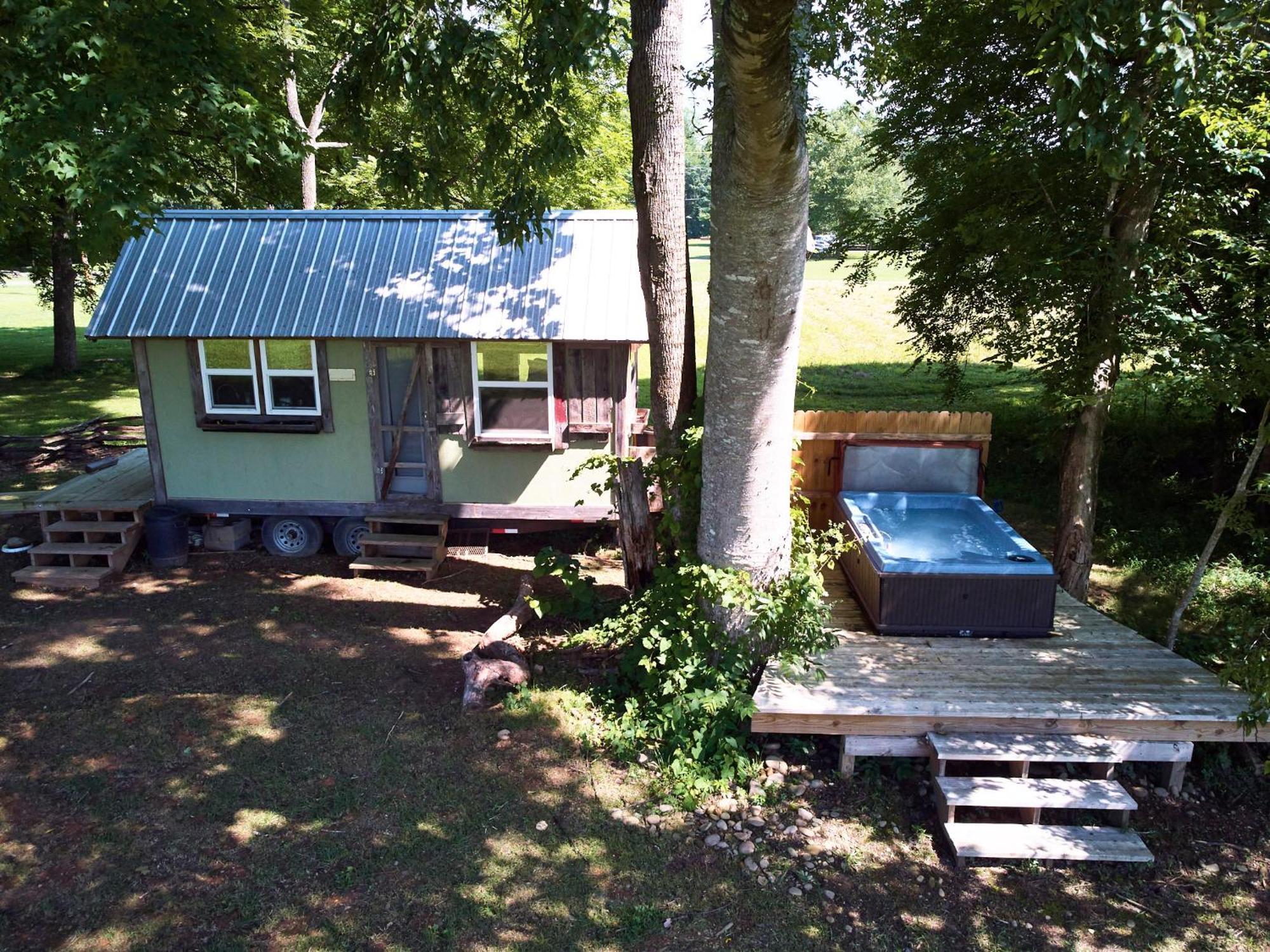 Creekwalk Inn Bed And Breakfast With Cabins Cosby Exterior foto